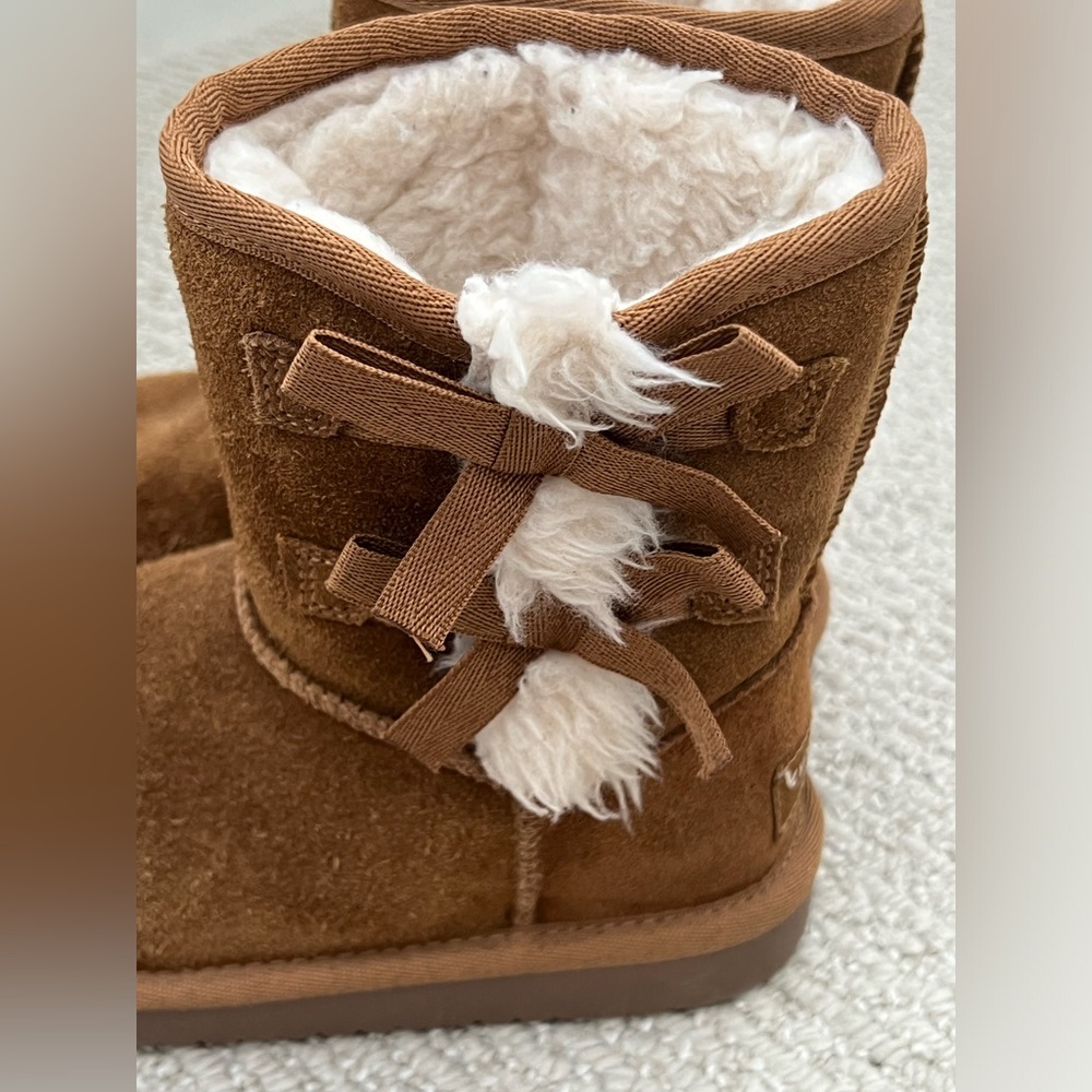 Kids Koolaburra by UGG Victoria Short/ Barely worn VERY GOOD condition.